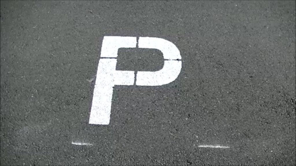 「P」「IN」「OUT」の駐車場の文字工事：アルファベット・英語・ローマ字