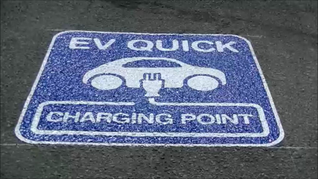 駐車場の電気自動車の急速充電器案内サイン「EV QUICK」