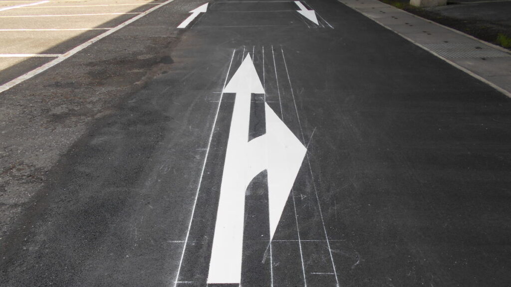 矢印「右折」「左折」「直進」の路面標示マーク