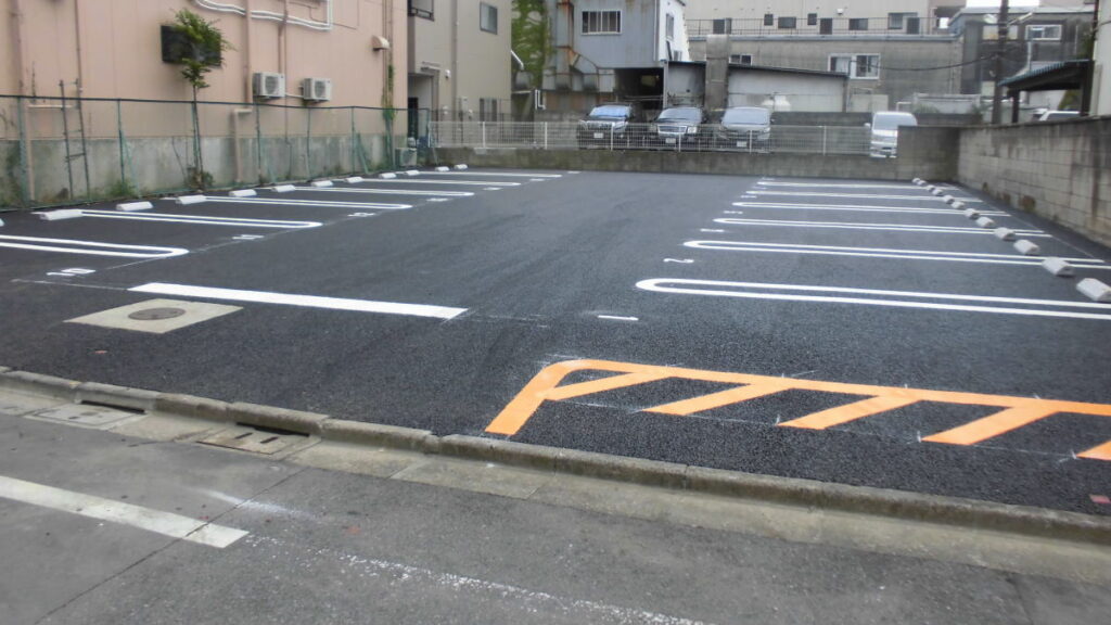 新設のアスファルトの駐車場の区画線工事