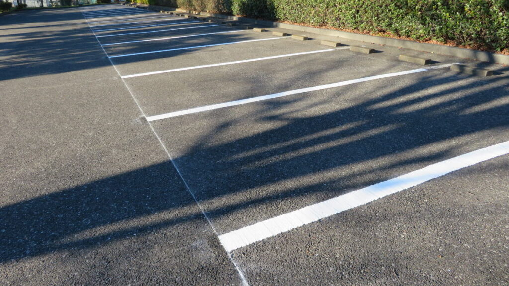 スーパー・コンビニの駐車場のライン上書き工事の完了
