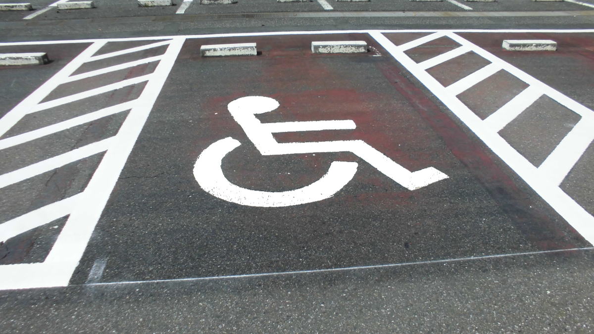 車椅子マークの工事 | 駐車場の白線ライン工事・区画線工事｜費用・施工例・見積り｜ニッケ …