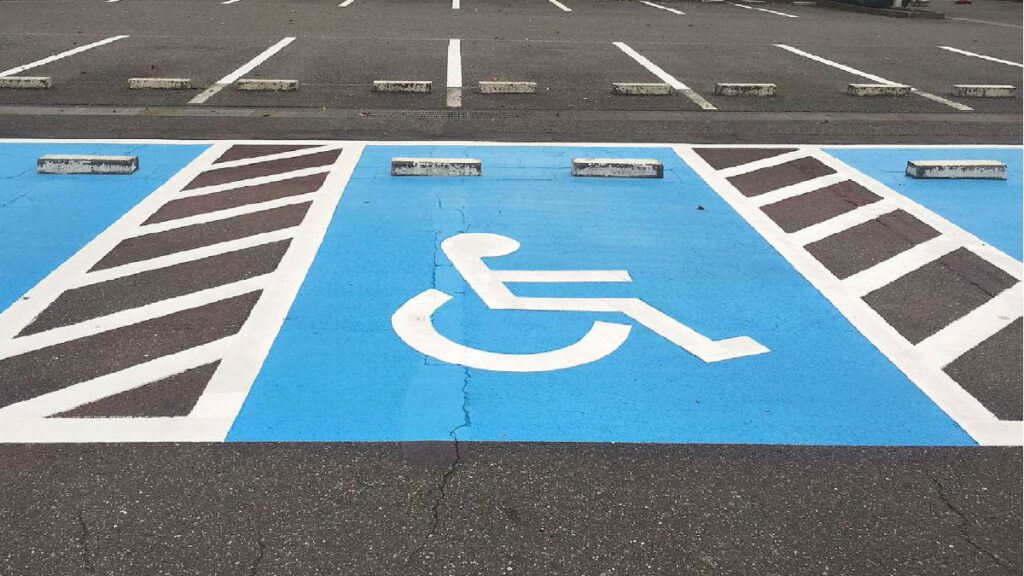 身障者用駐車場のリニューアル工事の完了