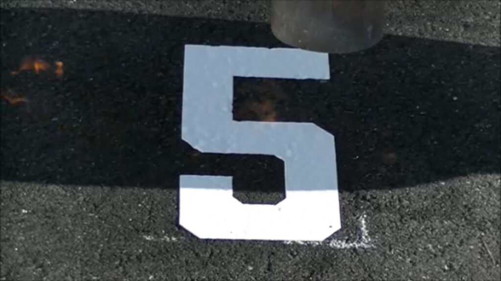駐車場の番号の貼り付け工事