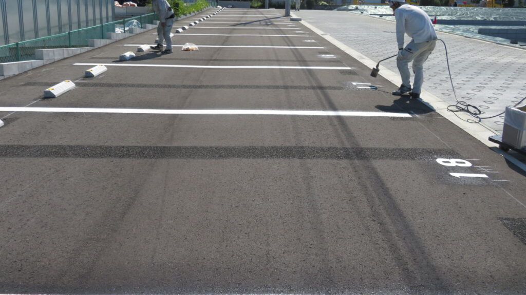 駐車場番号および車止めの設置工事