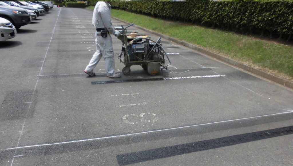プライマーの塗布および黒ペンキによる白線消し